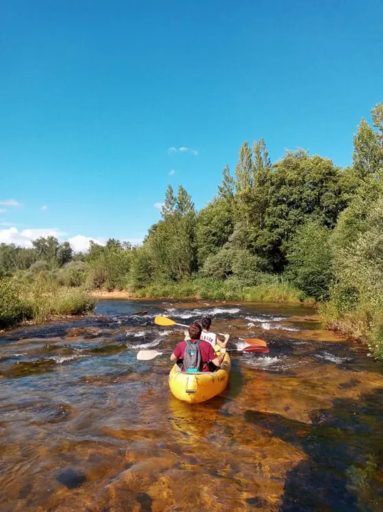 Canoa canadiense amarrada