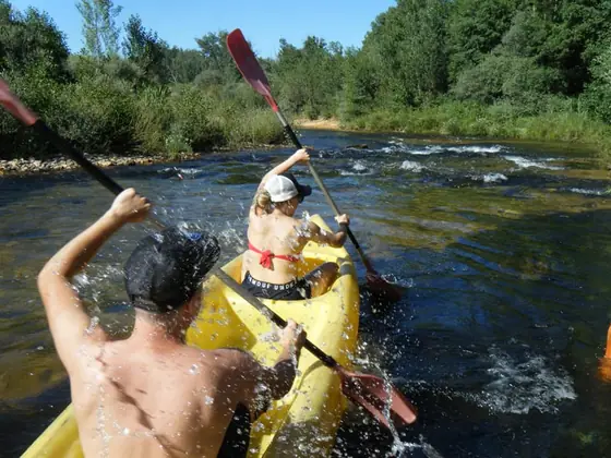 Canoas preparadas en la orilla del Tera