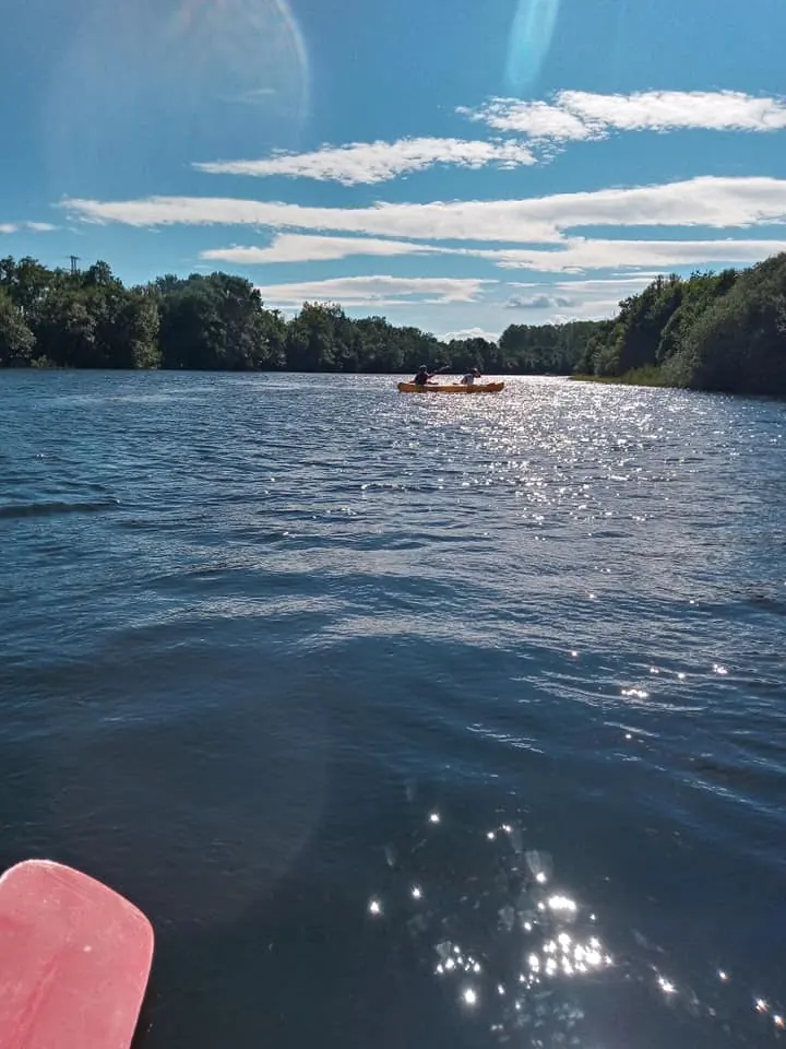Familia remando en canoa por el Valle del Tera